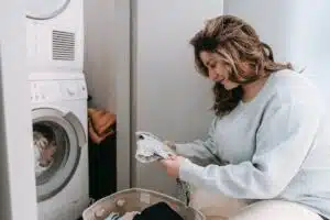 Conseils pratiques pour l’entretien de vos vêtements : techniques de lavage, repassage et rangement pour une durée de vie prolongée
