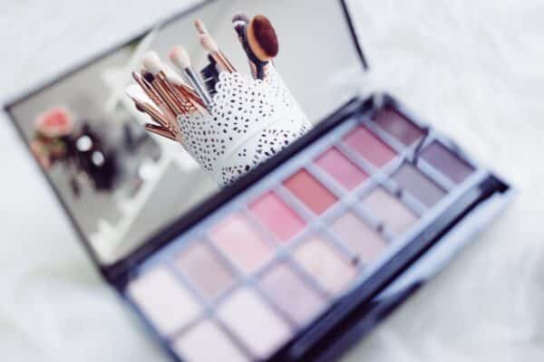 Les indispensables de votre trousse de maquillage pour une routine beauté parfaite