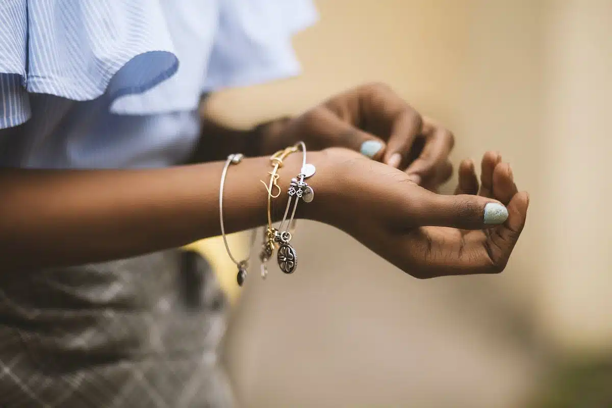 Sublimer une tenue basique : Guide ultime pour choisir les bijoux de journée parfaits