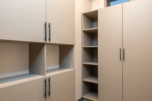 Les indispensables pour un dressing minimaliste qui traverse les saisons