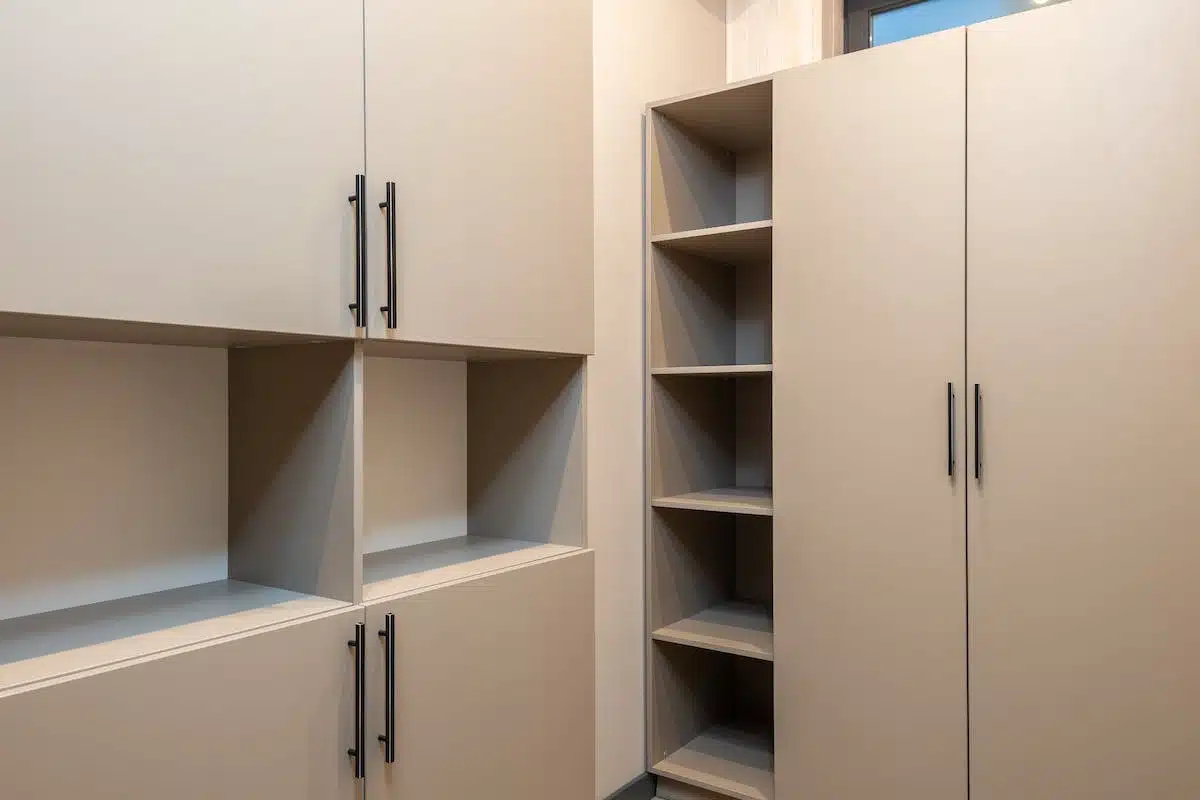 Les indispensables pour un dressing minimaliste qui traverse les saisons