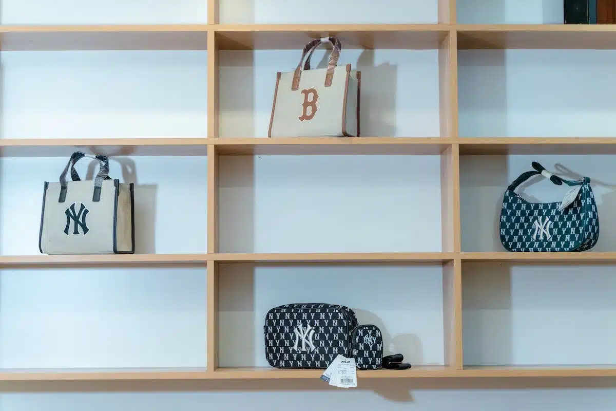 Des idées de rangement pratiques pour vos sacs à main dans votre dressing