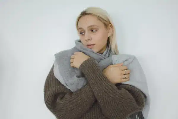 Les meilleures astuces pour porter écharpes et foulards avec style
