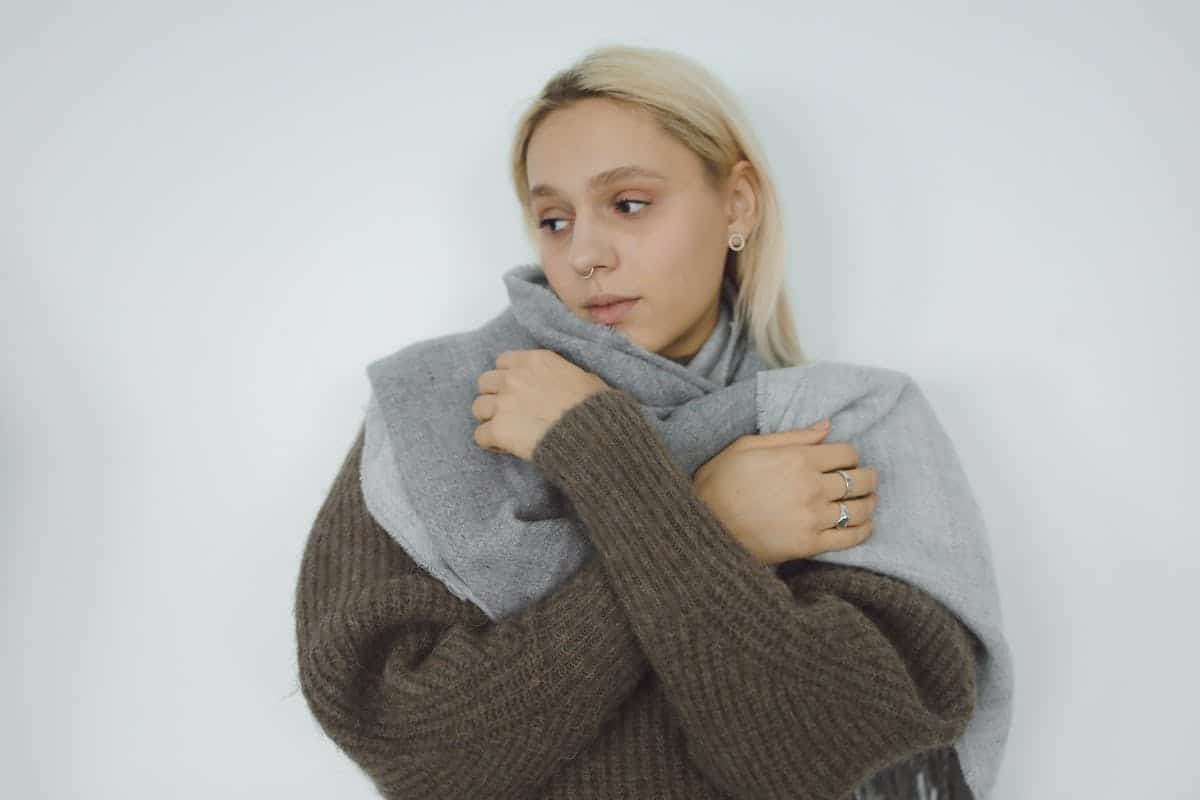 Les meilleures astuces pour porter écharpes et foulards avec style