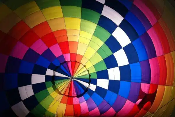 Les secrets pour associer couleurs et motifs avec élégance et style