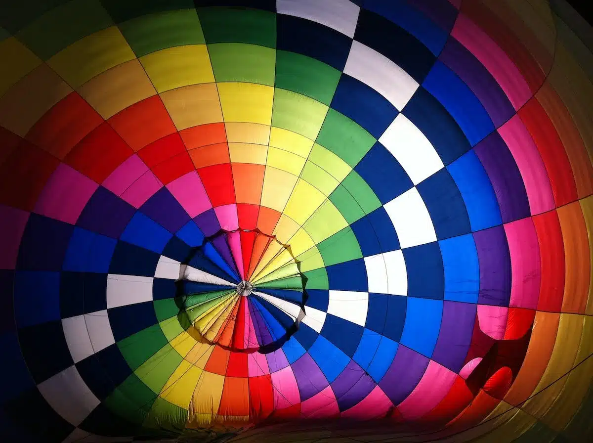 Les secrets pour associer couleurs et motifs avec élégance et style