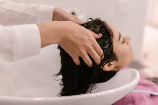 Prendre soin de ses cheveux : conseils et techniques pour sublimer leur beauté