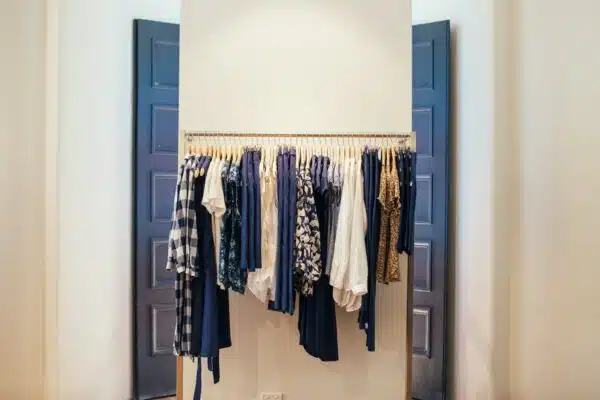 Créez une garde-robe capsule avec ces indispensables mode