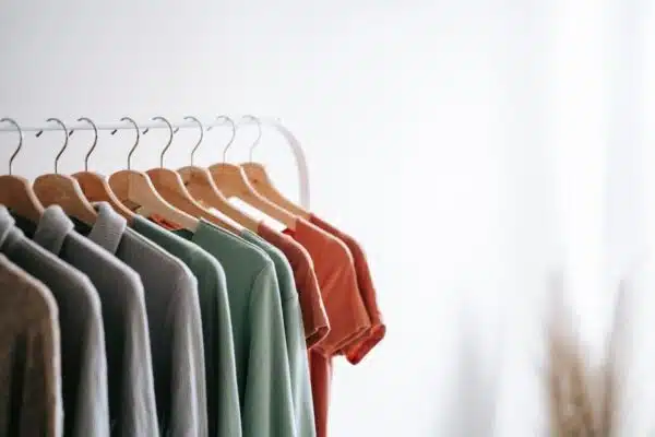 Les essentiels à avoir dans sa garde-robe pour chaque saison
