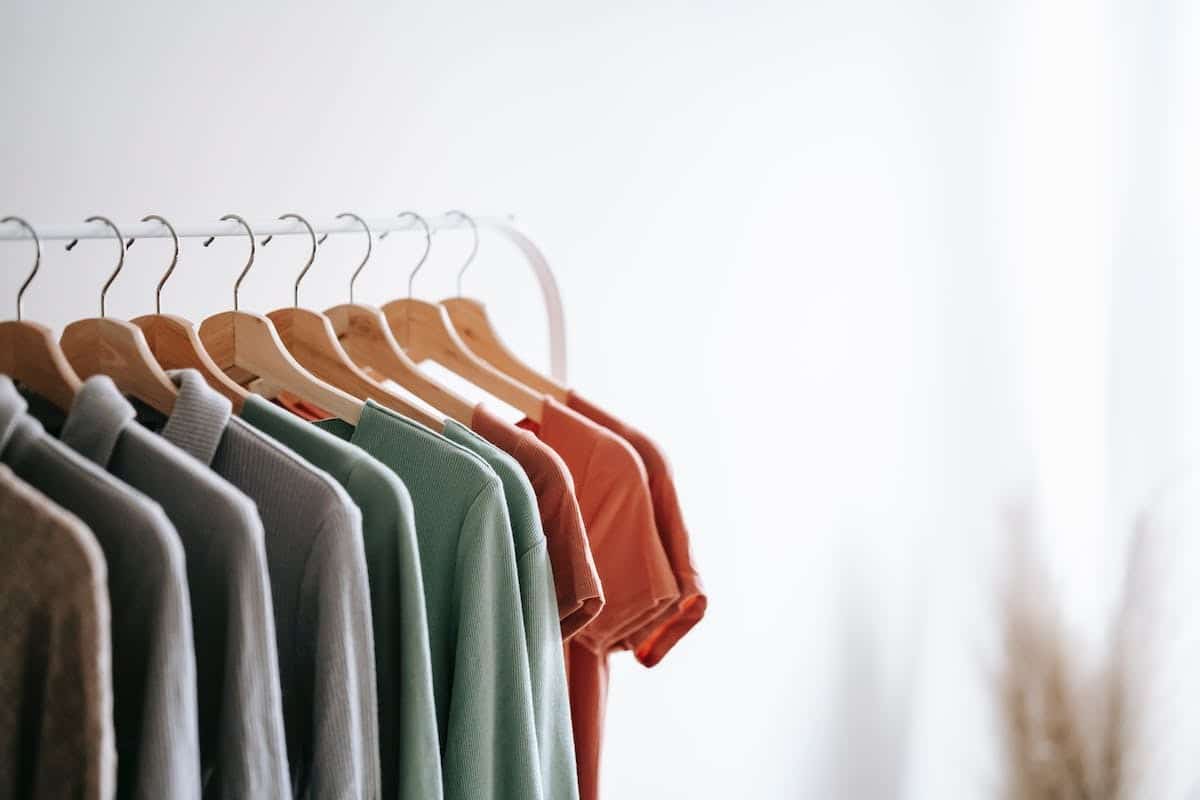 Les essentiels à avoir dans sa garde-robe pour chaque saison