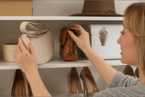 10 idées pour ranger vos sacs à main de manière originale