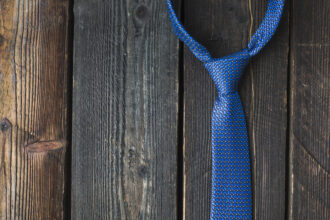 Comment bien choisir sa cravate pour un costume bleu ?