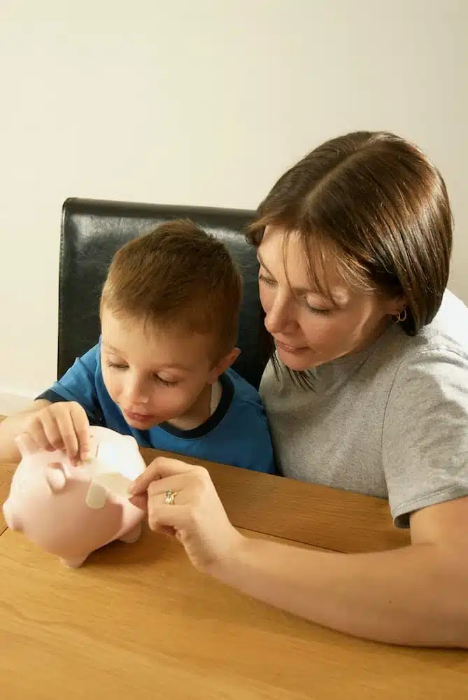 Tirelire enfant voiture de course : apprenez à votre enfant qu’épargner de l’argent peut être amusant