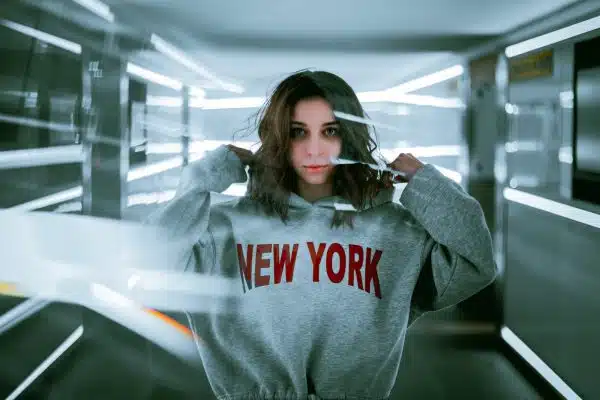 Comment raccourcir un pull ou un sweat avec une ceinture pour un look stylé