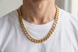 Grosse chaîne dorée portée sur un tee-shirt blanc