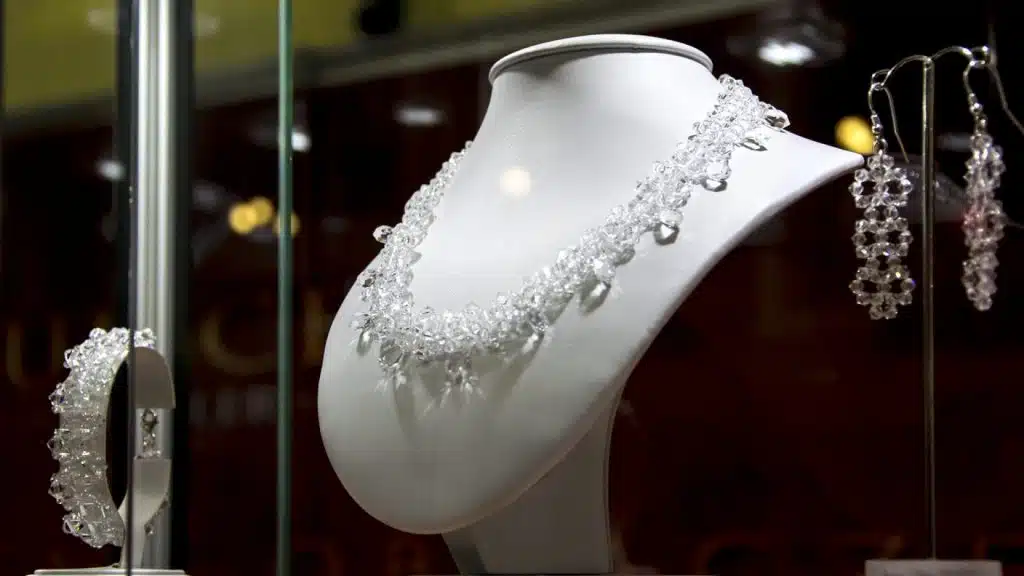 Sur quels critères choisir sa bijouterie pour grande taille ?