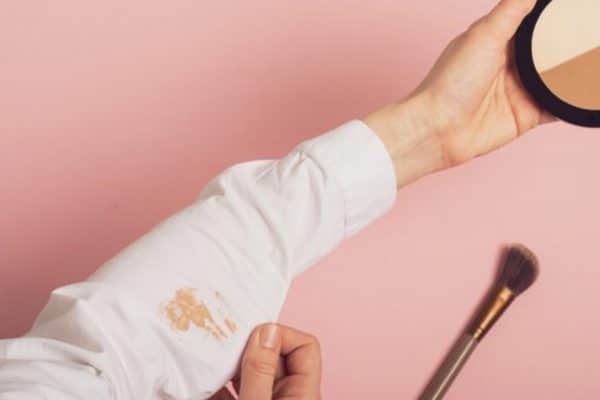 Comment enlever les traces du fond de teint sur le blanc ?