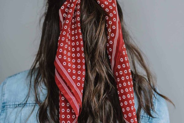 Comment mettre un bandana sur les cheveux mi-longs ?