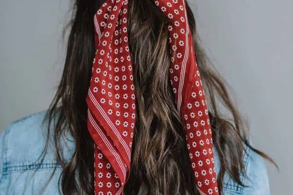 Comment mettre un bandana sur les cheveux mi-longs ?