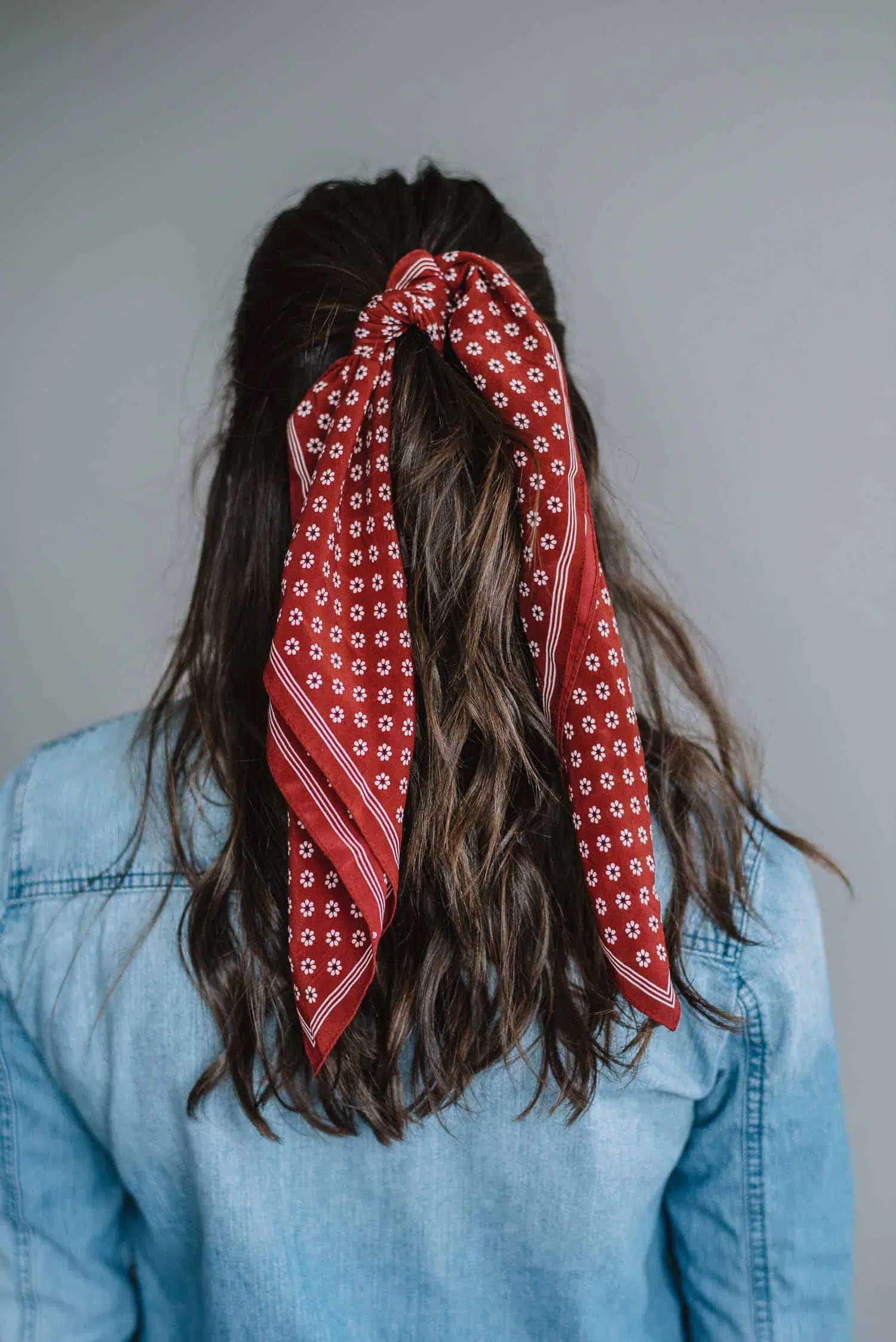 Comment mettre un bandana sur les cheveux mi-longs ?